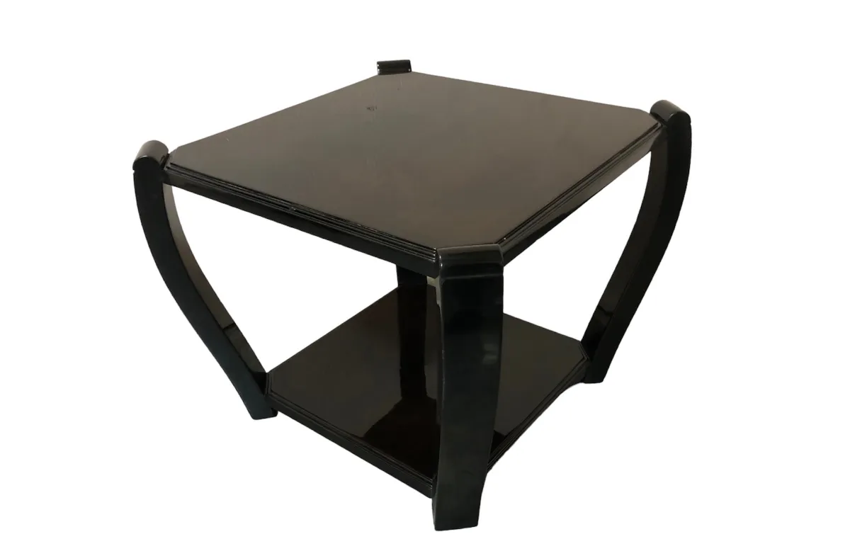 Deux petites tables anciennes avec des pieds courbes et une surface noire