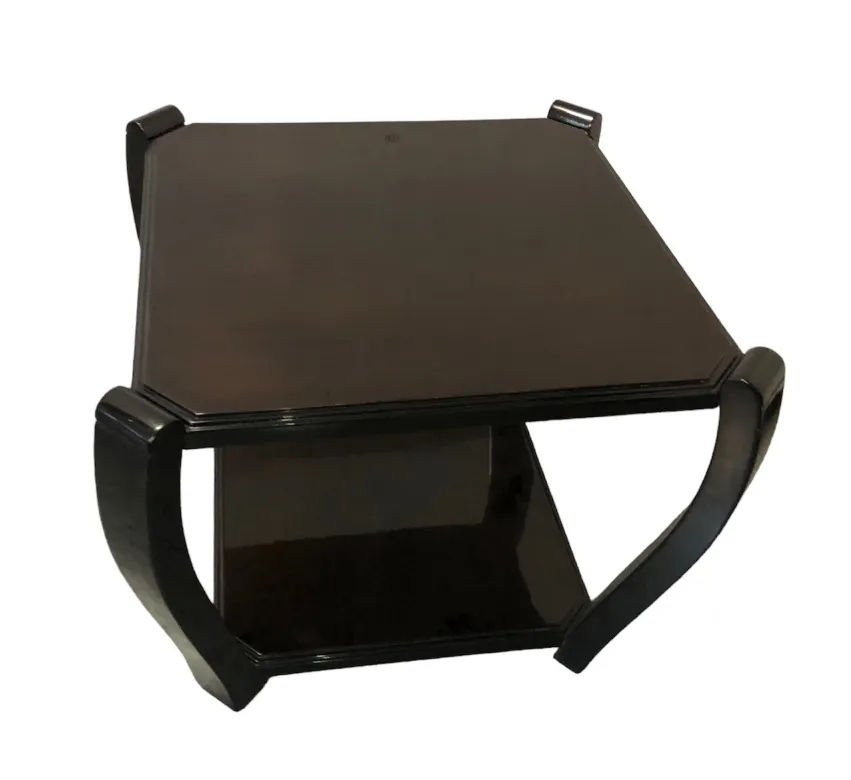 deux petites tables anciennes au design élégant avec surface lisse