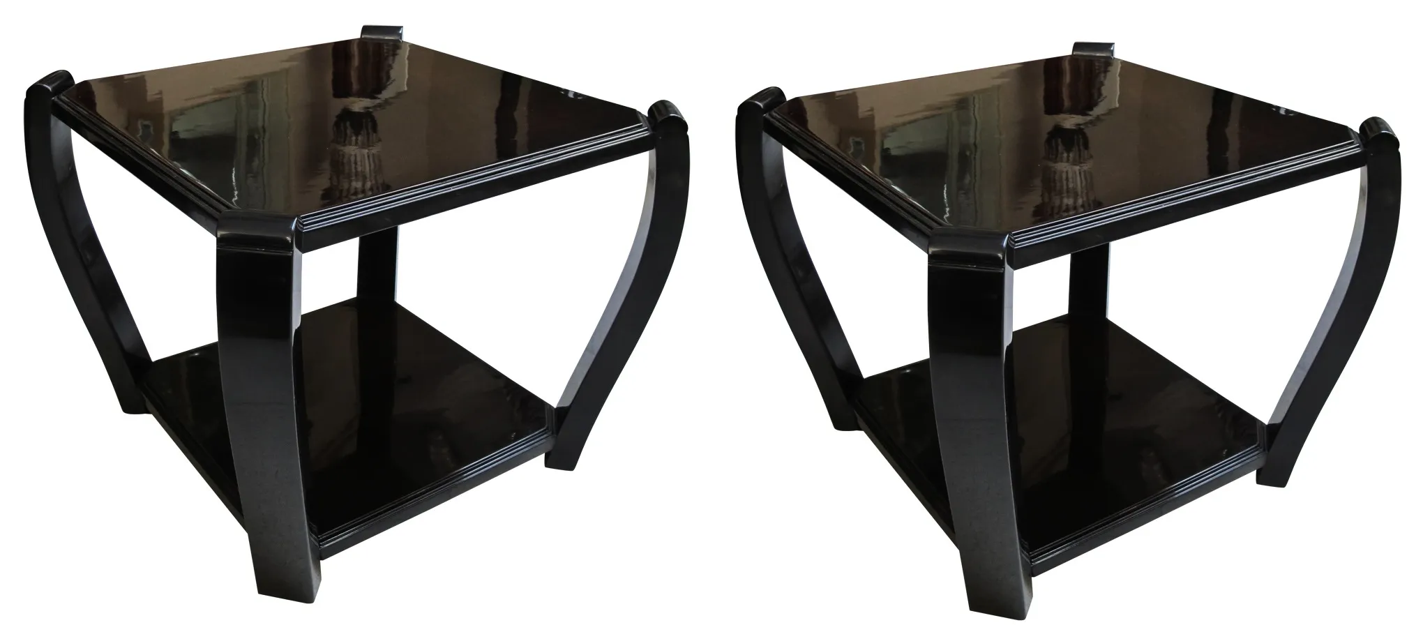 Duas mesinhas antigas com acabamento preto brilhante e design elegante.