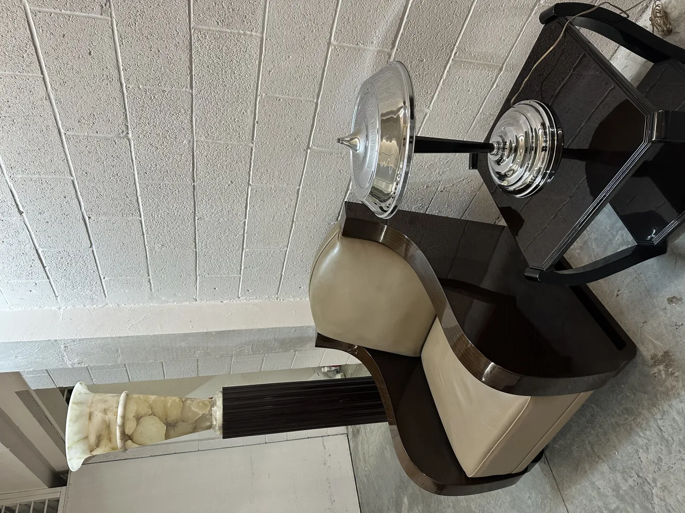 Zwei antike kleine Tische mit einem einzigartigen dekorativen Design.