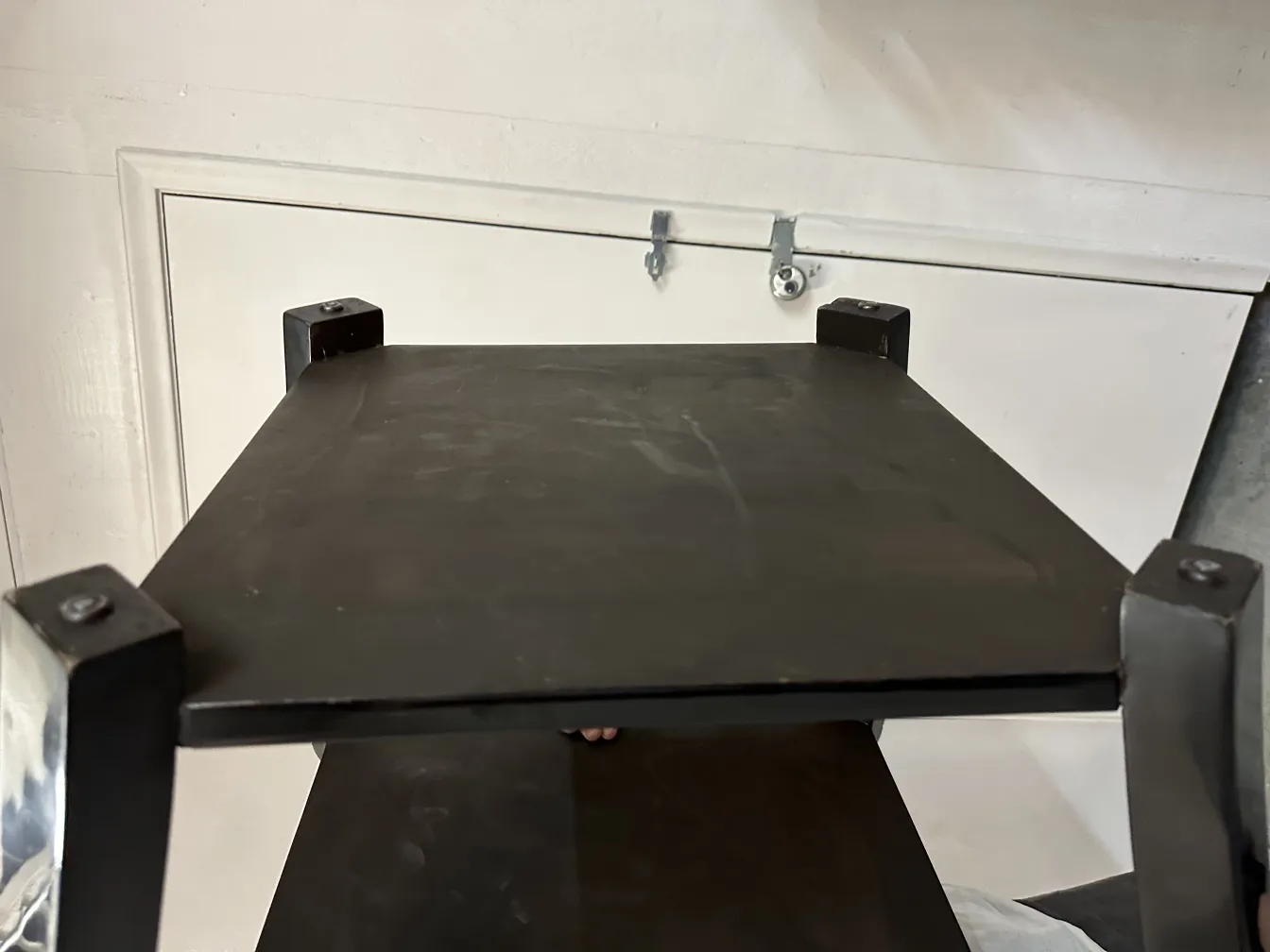 Vue de dessus de 2 petites tables anciennes élégantes dans un cadre neutre