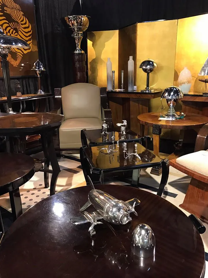 2 mesinhas antigas com detalhes decorativos em um ambiente elegante