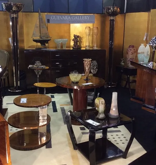 Vista di due tavolini antichi con design attraente in una galleria