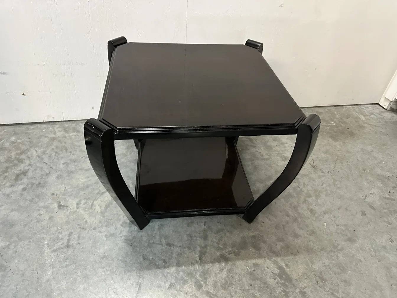 Deux petites tables anciennes de couleur foncée et au design élégant