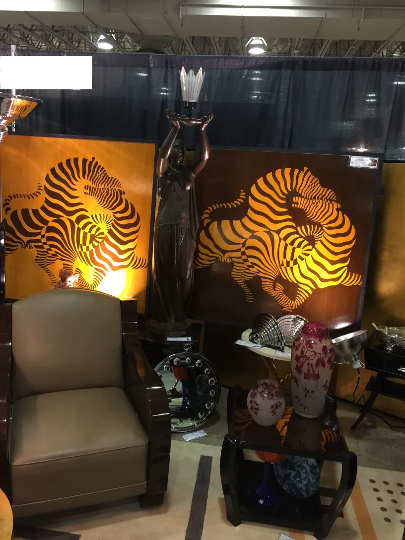 2 mesinhas antigas em um ambiente decorativo com figuras