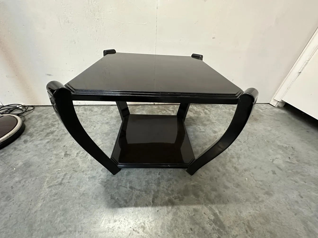 Deux petites tables antiques élégantes dans une pièce.