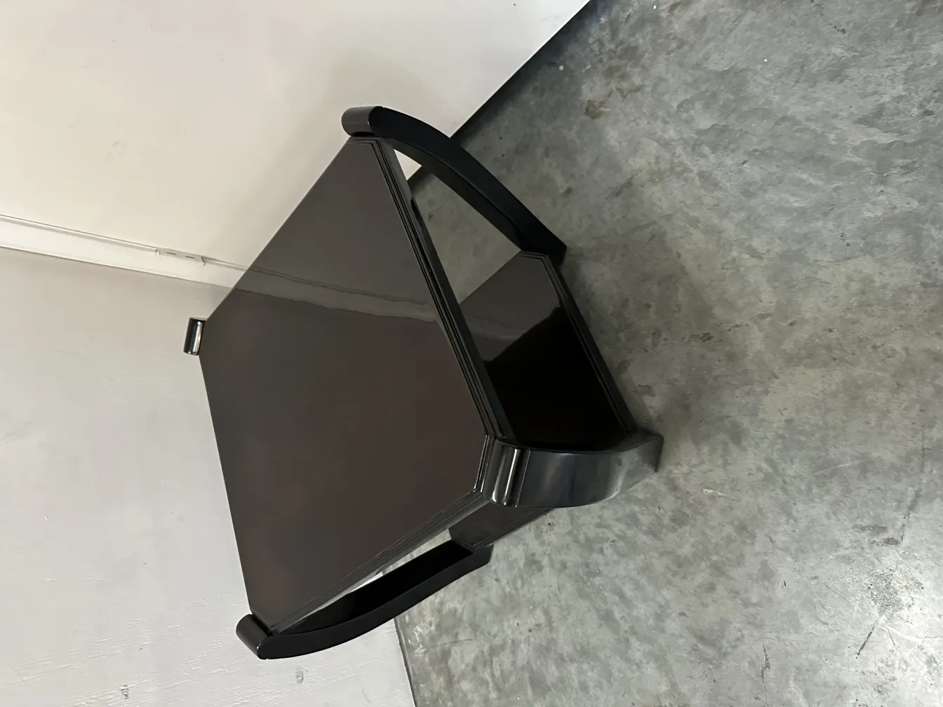 طاولتان صغيرتان قديمتان في خلفية محايدة، تصميم أنيق