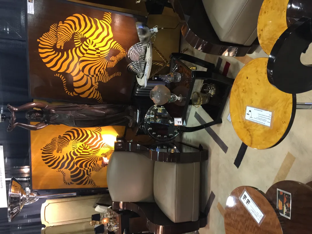 duas mesinhas antigas com formas únicas em um ambiente elegante