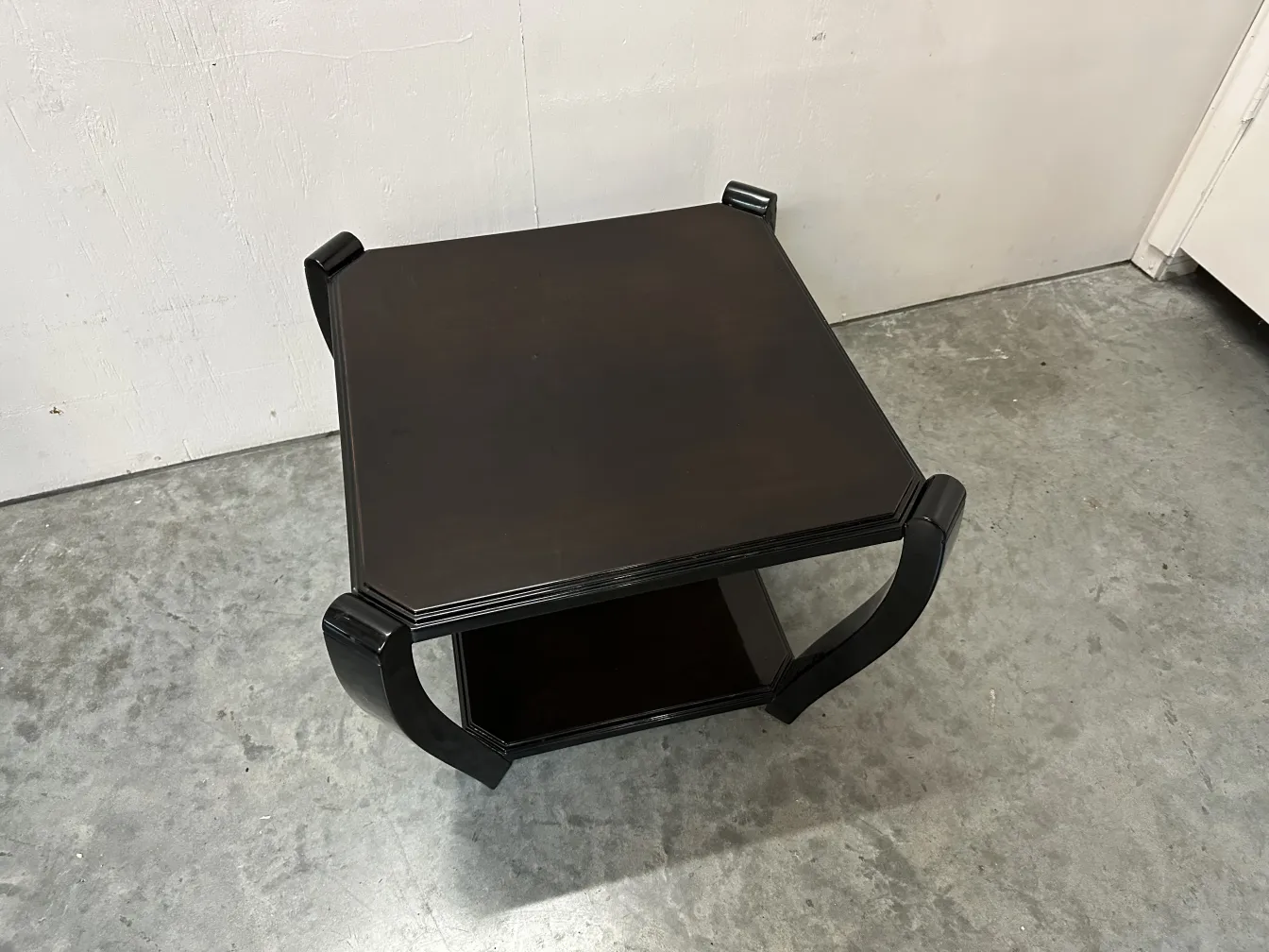 deux petites tables anciennes avec un design élégant et une surface noire