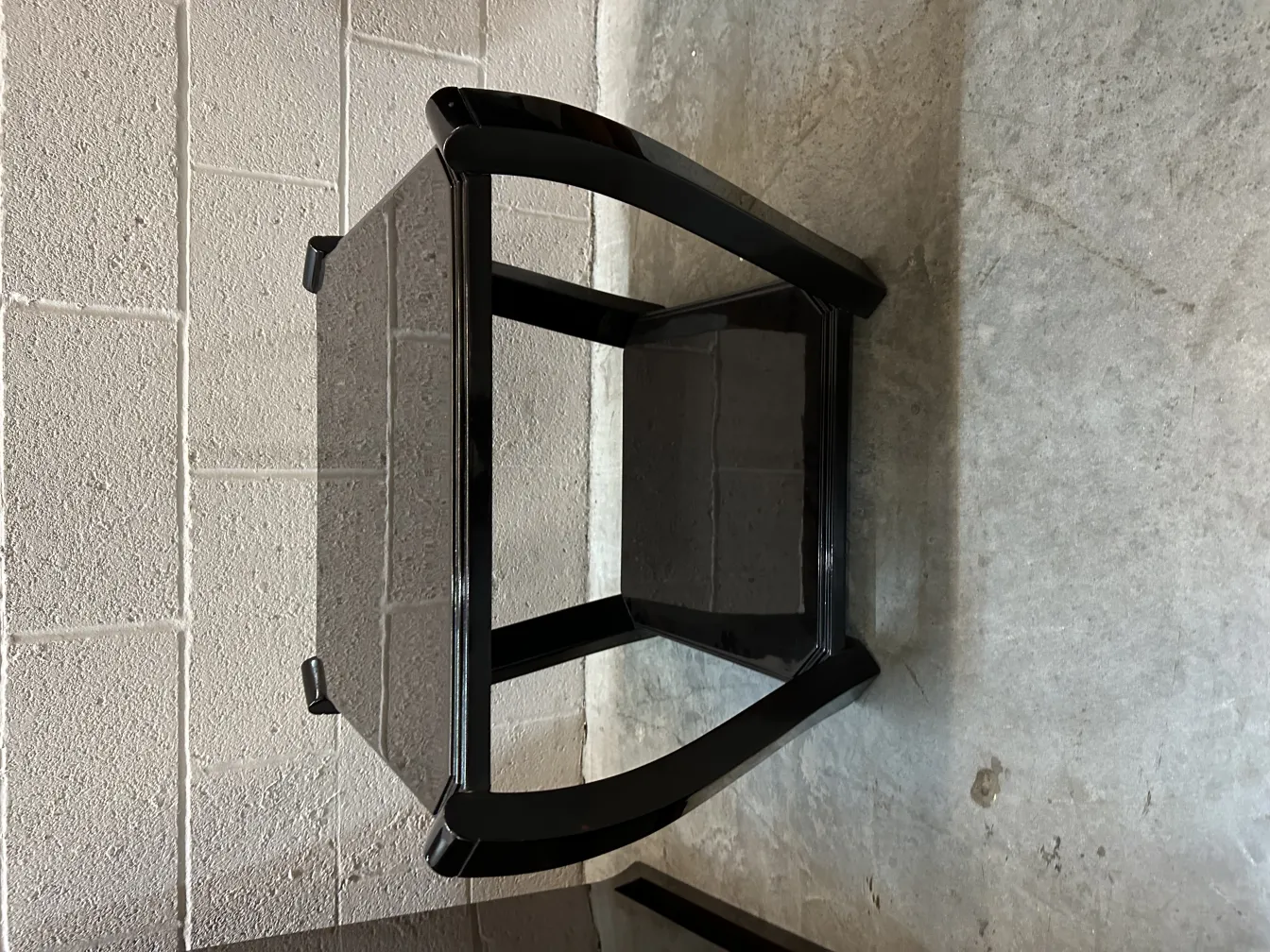 Deux petites tables anciennes élégantes dans une pièce douce