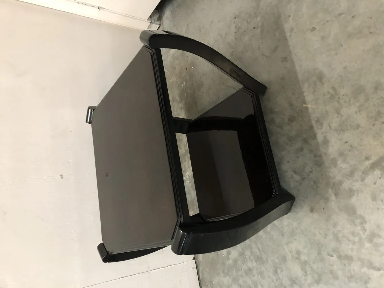 Deux petites tables anciennes avec un design élégant dans un cadre neutre.