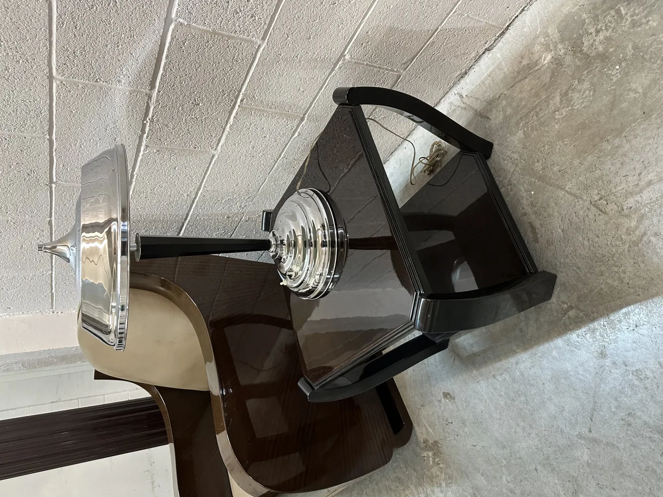 Due tavolini antichi con design elegante in un ambiente semplice