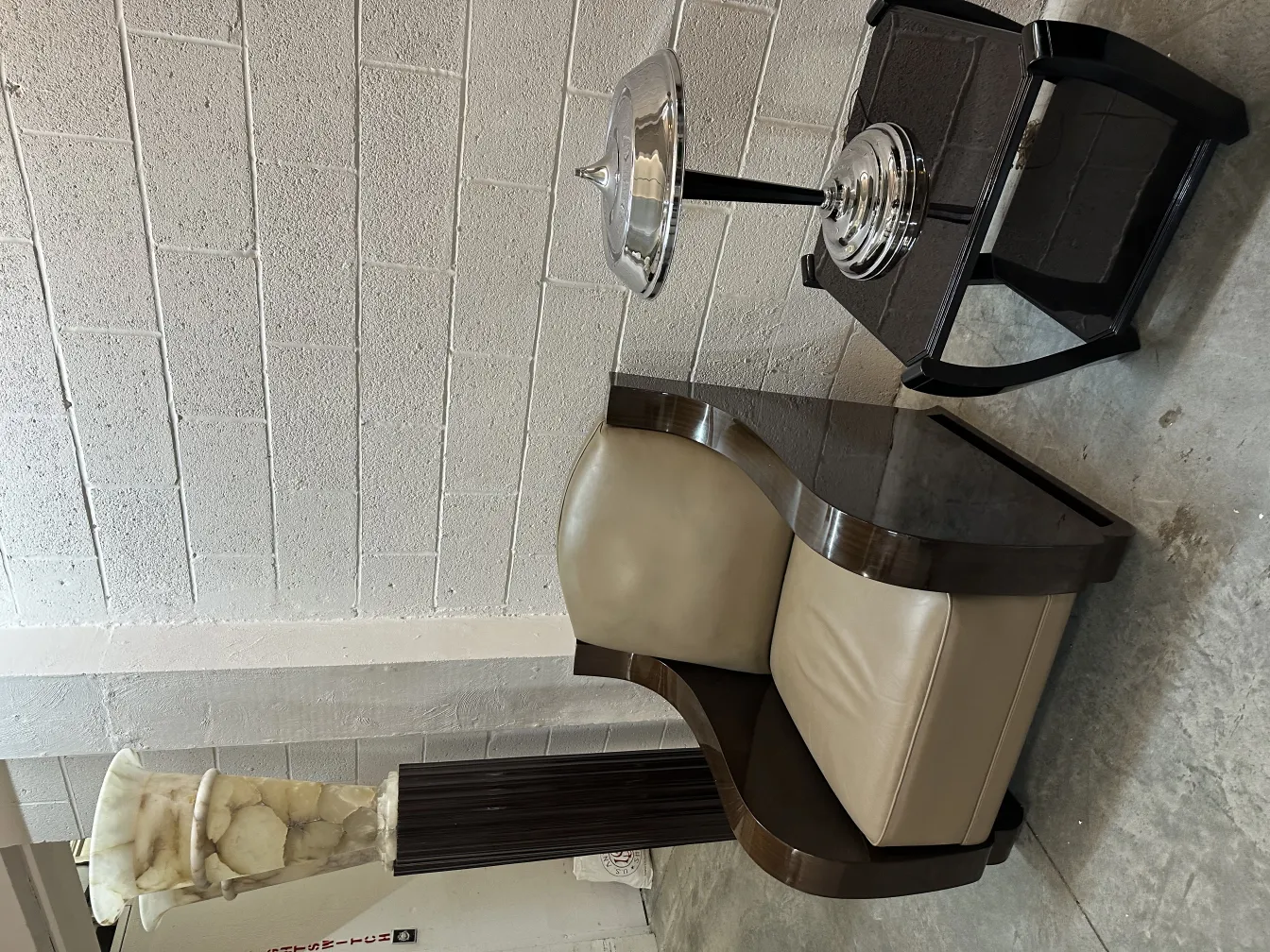 Conjunto de 2 mesas pequenas elegantes em um ambiente moderno