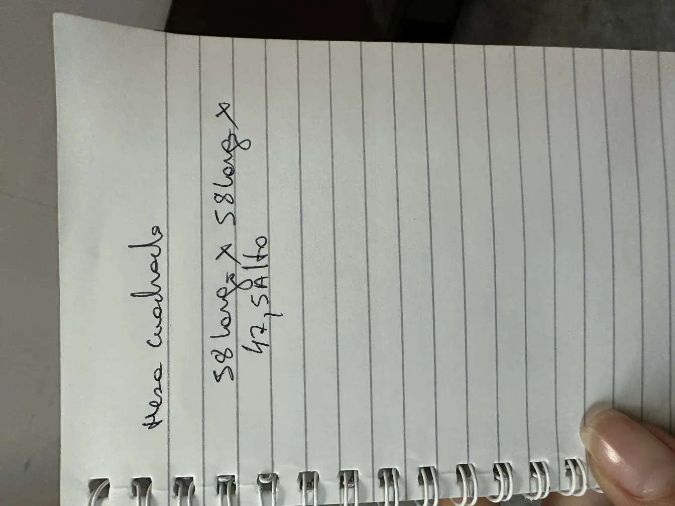 작은 고전 장식 테이블 2개, 아늑한 장식 환경에 있습니다.