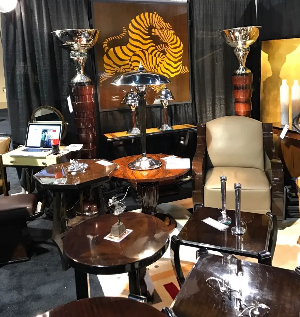 दो प्राचीन सजावटी छोटी मेज़ एक सुंदर माहौल में