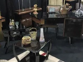 2 mesitas de antigüedades en un ambiente elegante