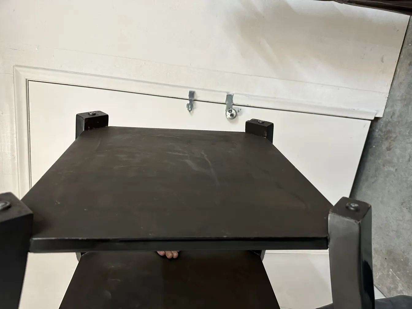 Visão superior de duas mesinhas antigas com design funcional