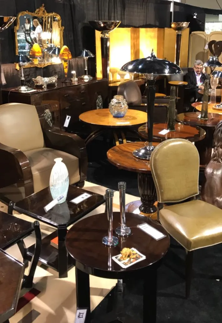 2 petites tables anciennes dans un cadre élégant à la maison