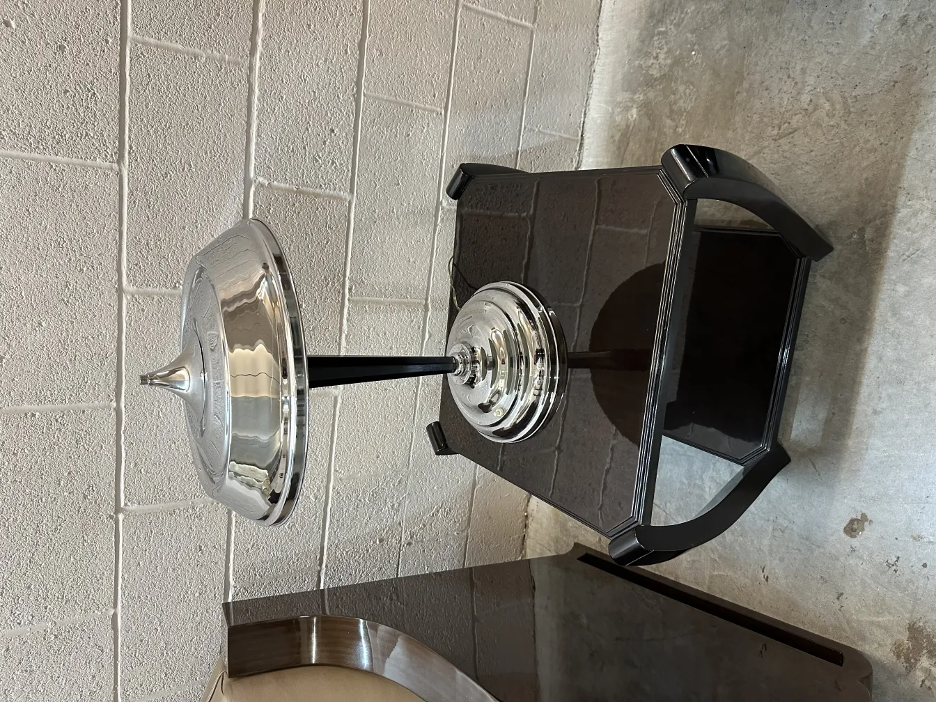 dos mesitas antiguas con diseño elegante en un ambiente moderno