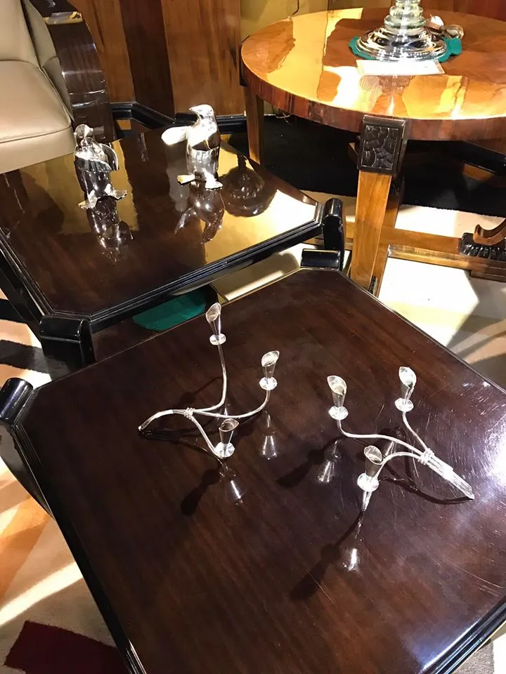 装飾のある古代小さなテーブルが2つ