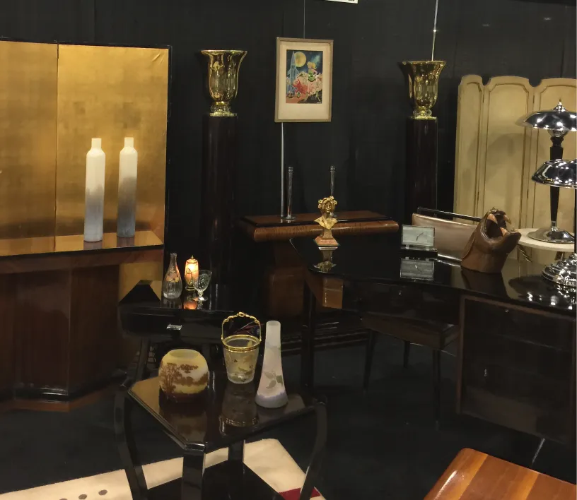 due tavolini antichi eleganti in un ambiente decorato