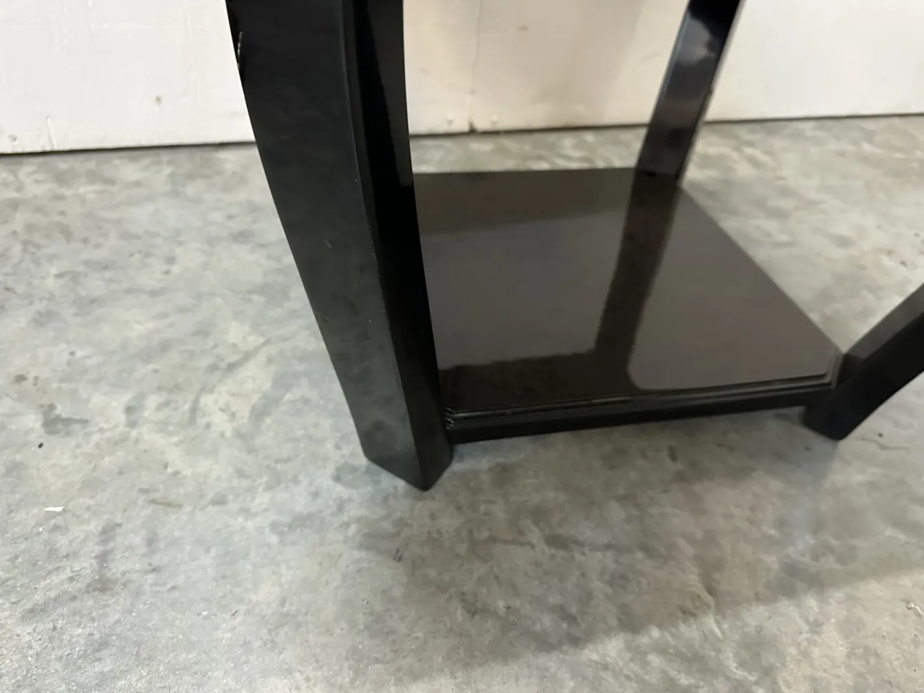 Vue latérale de deux petites tables anciennes au style élégant