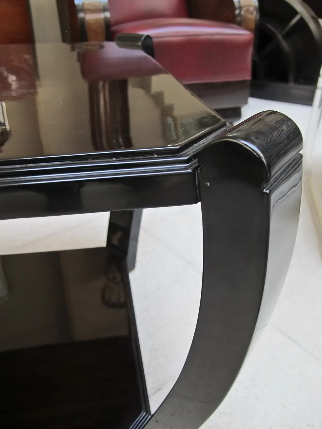 Deux petites tables anciennes avec des finitions élégantes dans un cadre classique