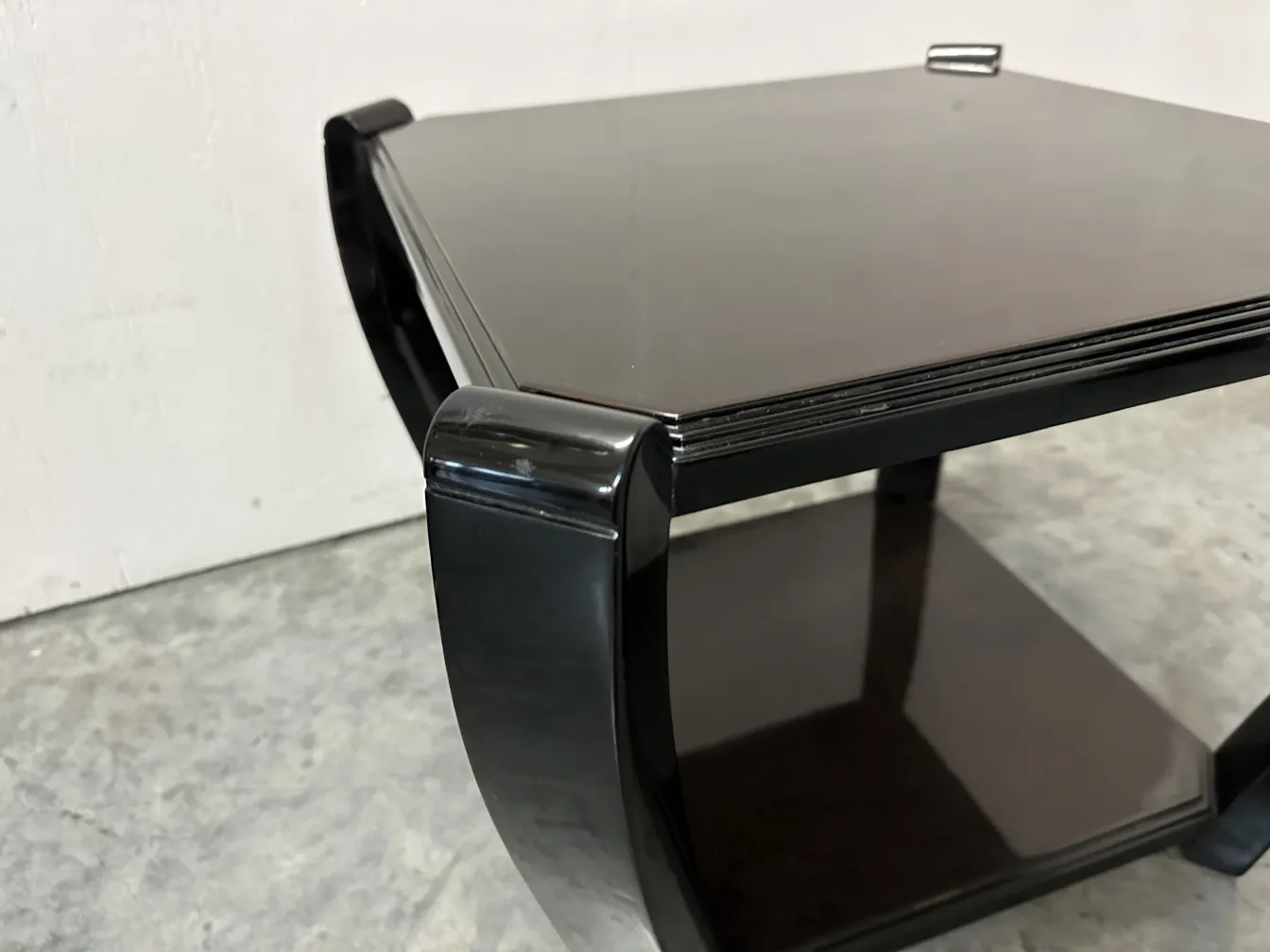 vue latérale de 2 petites tables anciennes élégantes dans un cadre décoratif