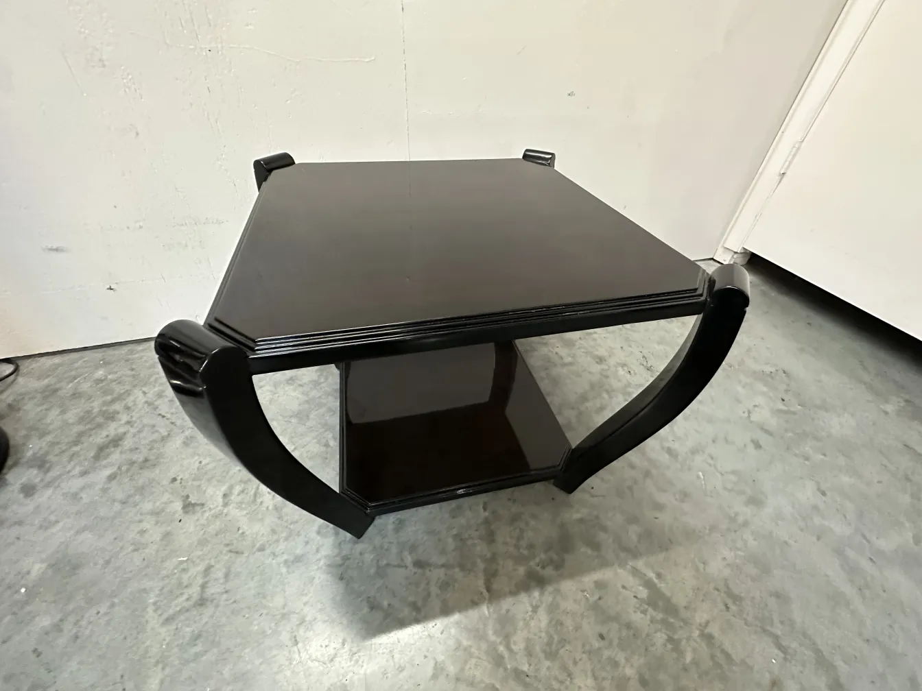 Duas mesinhas antigas com um design decorativo elegante.