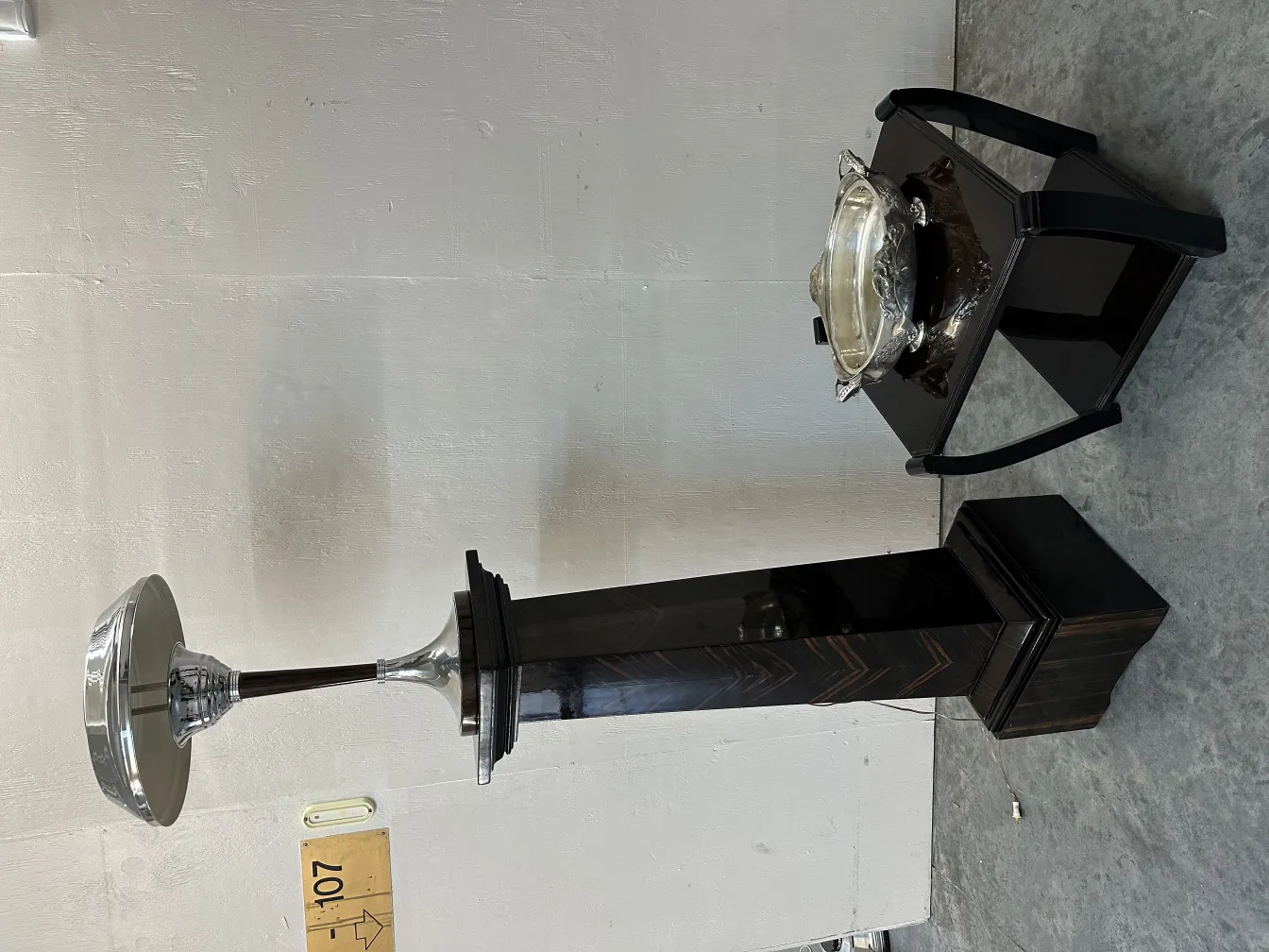 2 古董边桌，置于优雅的环境中