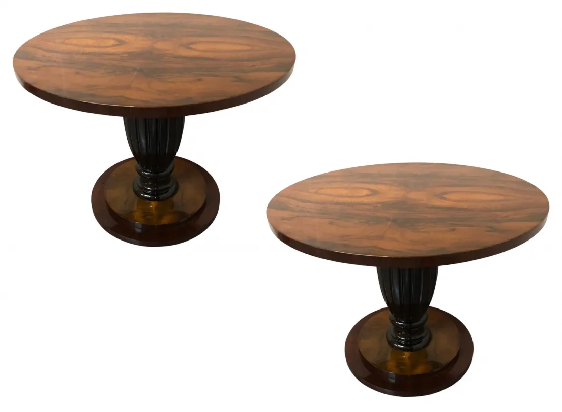 Conjunto de 2 mesitas antiguas con bases elegantes.