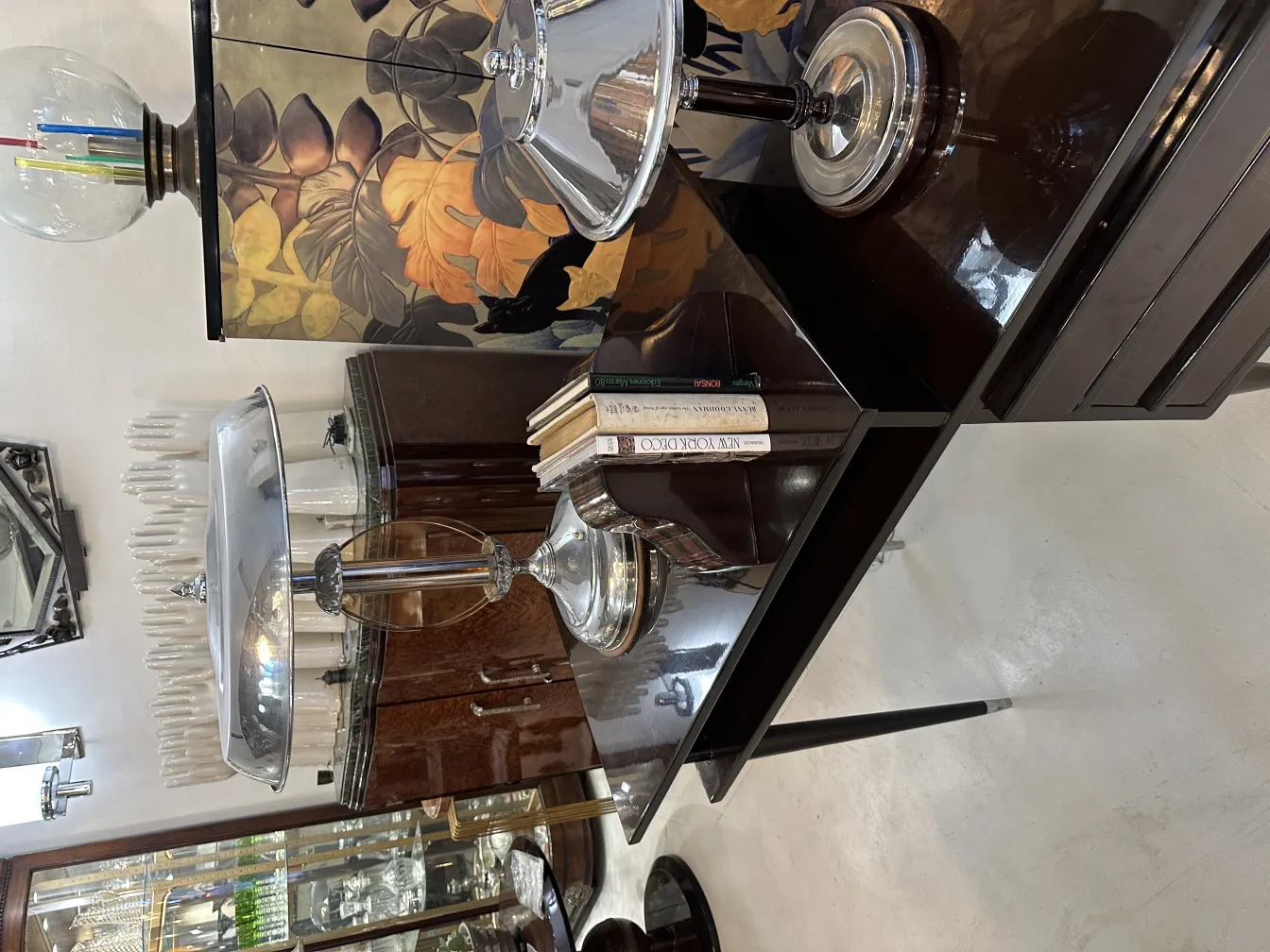 Suportes para livros antigos em uma mesa elegante.