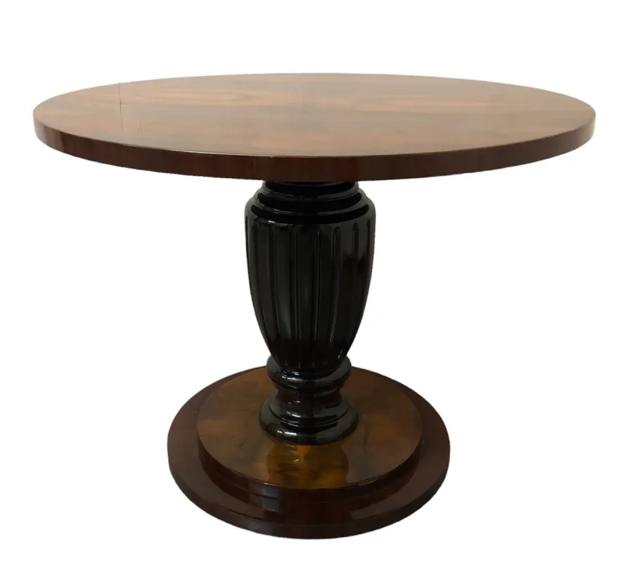 Deux petites tables anciennes de forme ronde et à base décorative dans un cadre classique