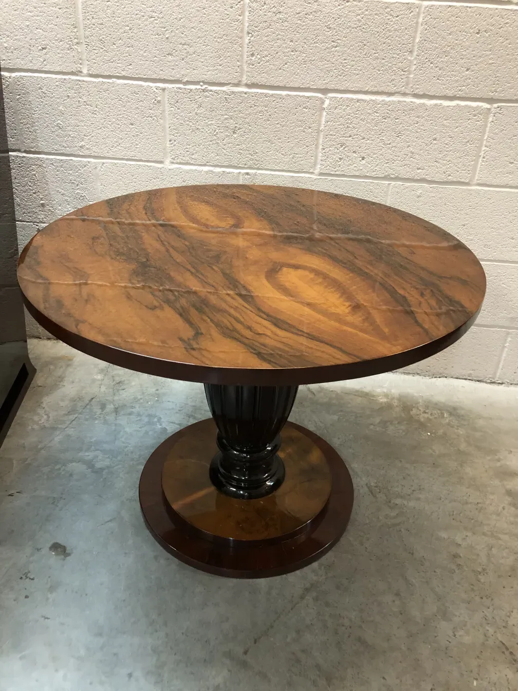 2 petites tables antiques, l'une avec une base noire et un dessus marron