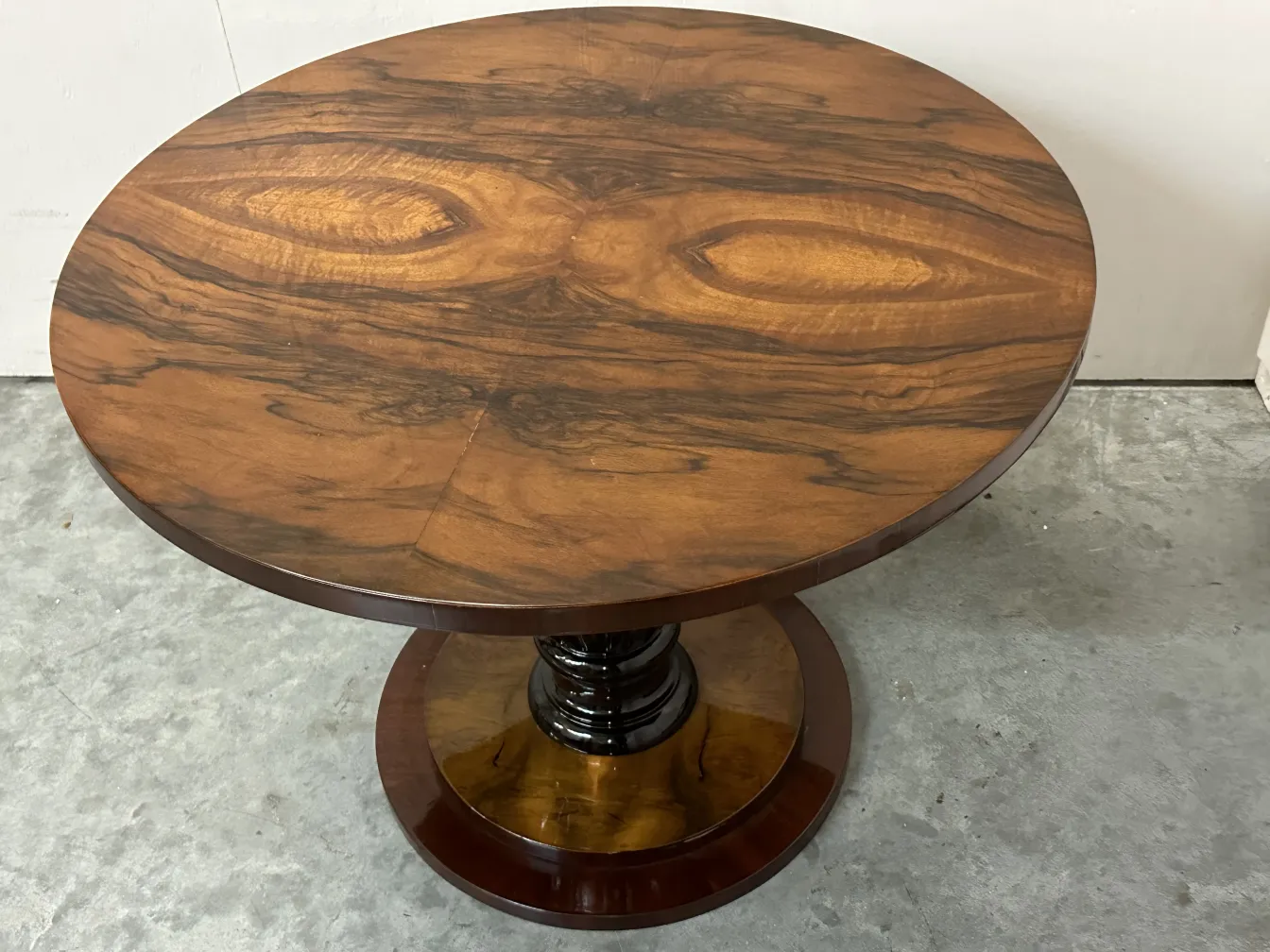 2 petites tables anciennes au design rond sur fond clair