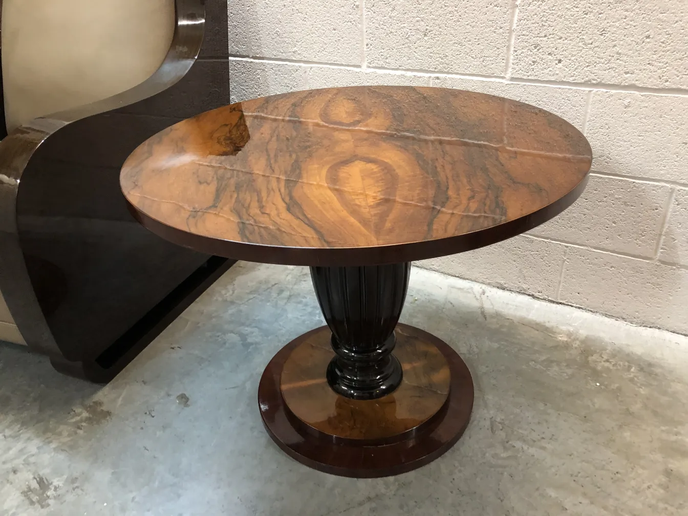 2 petites tables rondes antiques dans un cadre contemporain