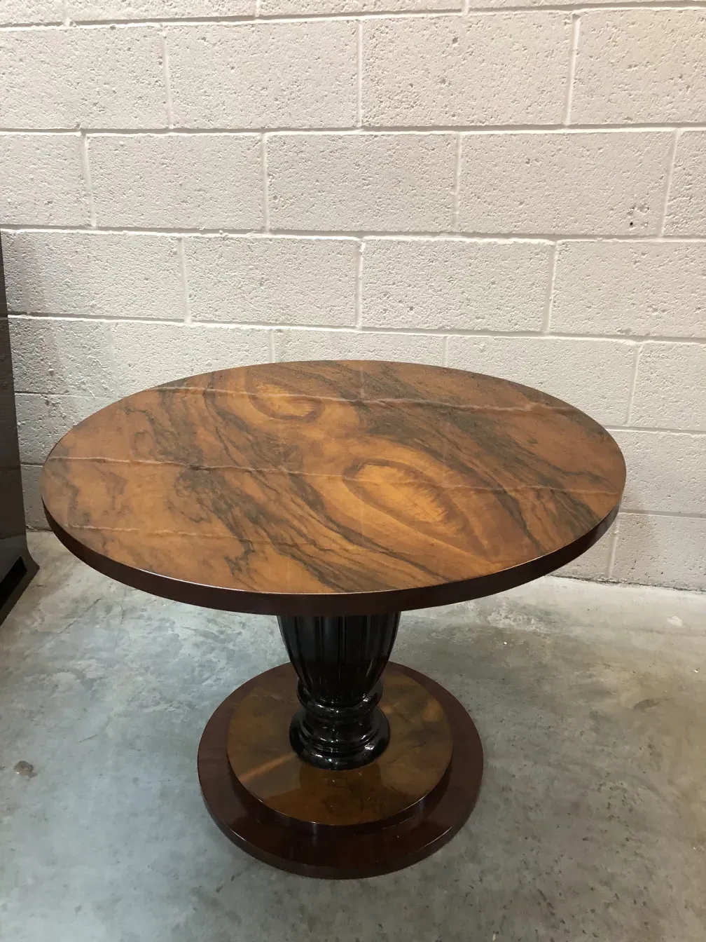 Deux petites tables anciennes dans un cadre moderne avec un mur en briques