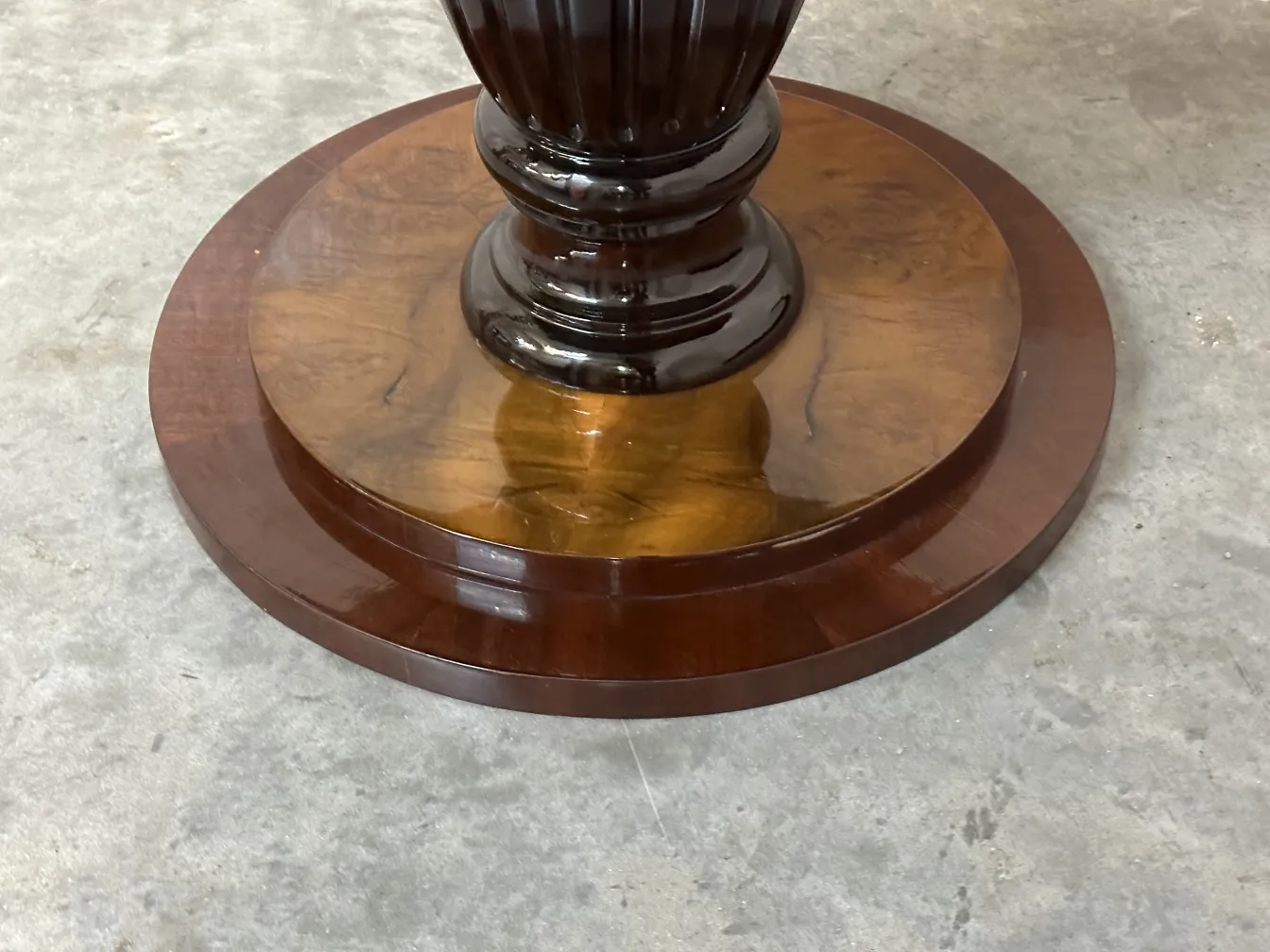 due tavolini antichi con un design elegante e una base rotonda