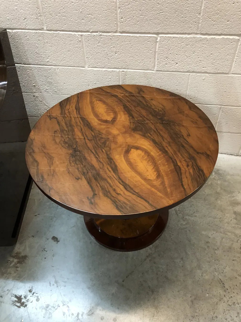 Deux petites tables antiques avec un design rond et élégant dans un cadre neutre