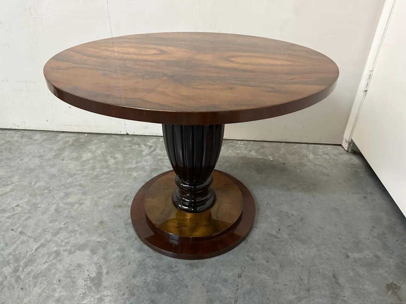 Vue latérale de 2 petites tables anciennes avec pieds décoratifs