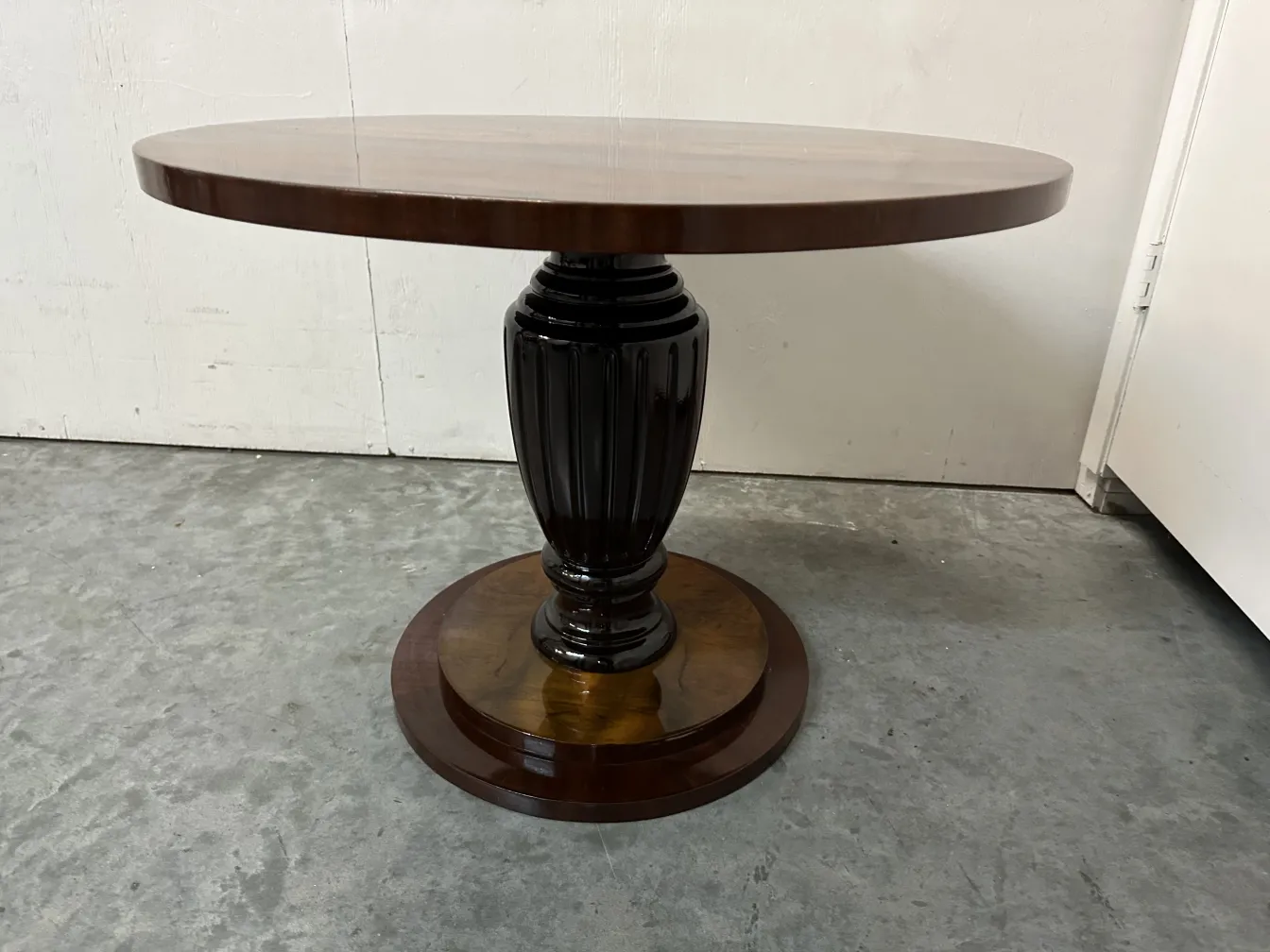 Duas mesinhas antigas com design clássico em um ambiente neutro