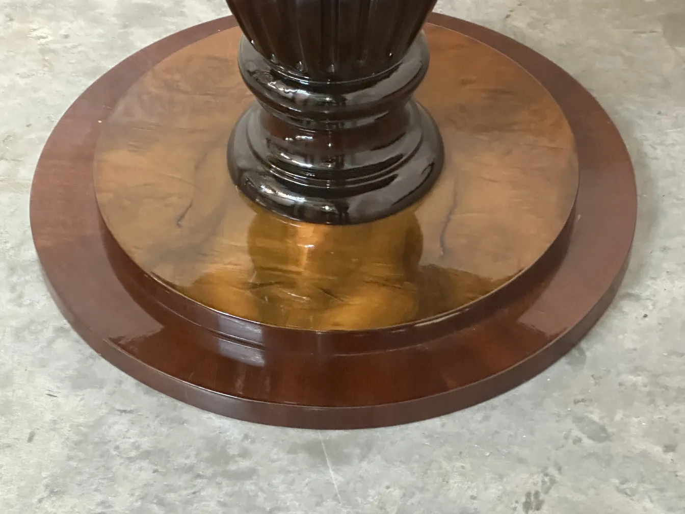 독특한 디자인의 작은 테이블이 있는 전원의 분위기에서