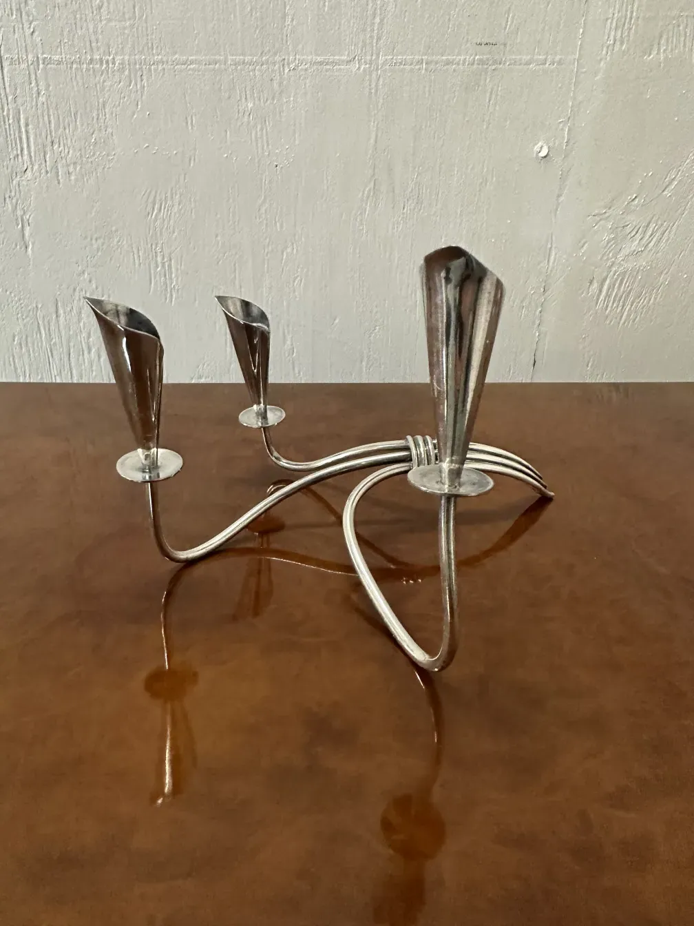 due candelabri antichi su sfondo neutro