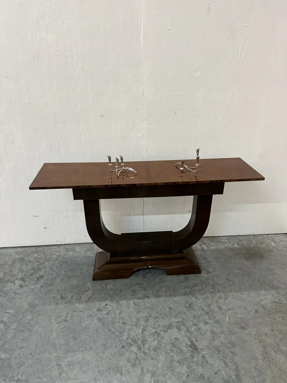 dois castiçais antigos em uma mesa decorativa