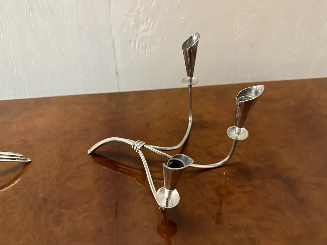 zwei antike kerzenhalter mit elegantem glänzenden design auf einem tisch