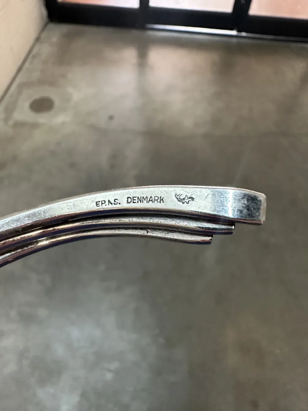 2個の古風な燭台がエレガントな環境にある