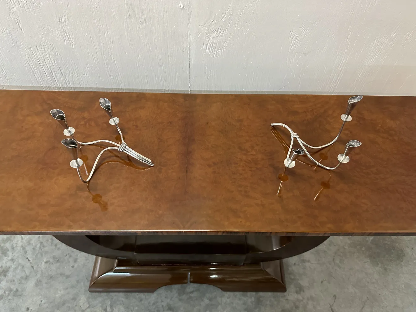 2 candélabres anciens de design sur une table en bois