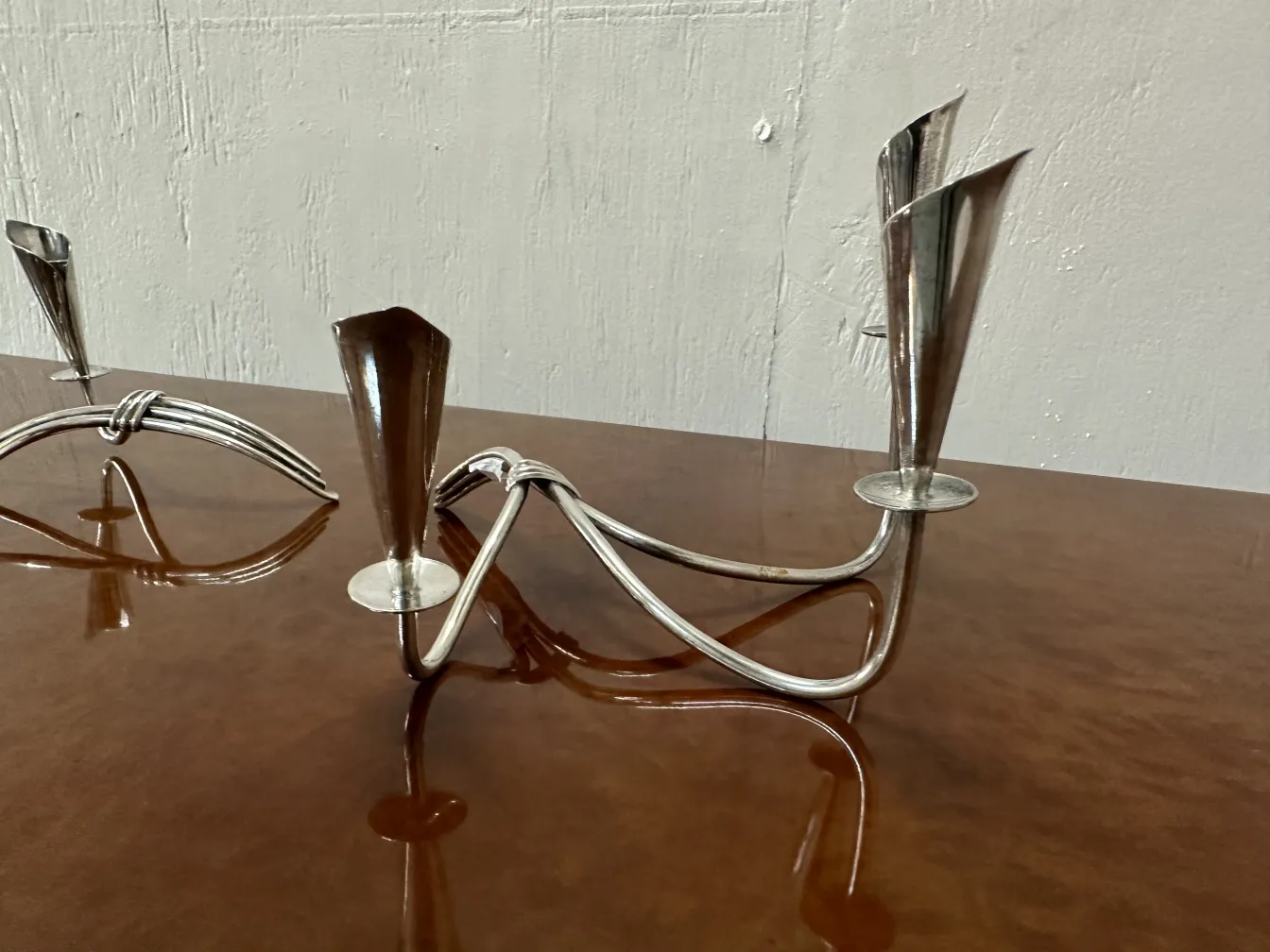 zwei antike kerzenhalter mit einem ausgefallenen dekorativen Design