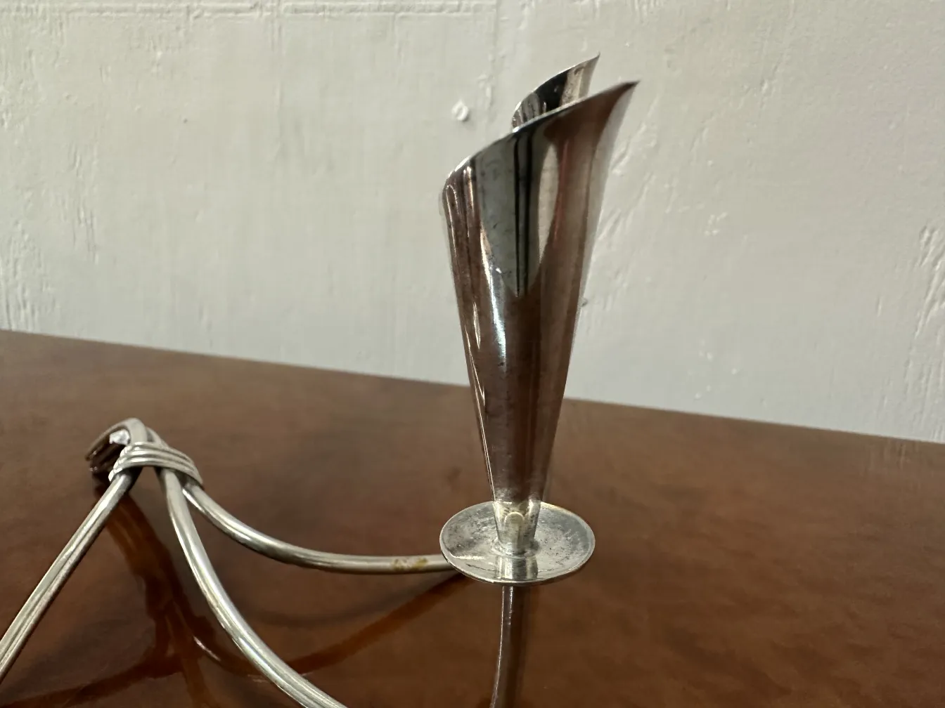 dois castiçais antigos com design elegante em mesa