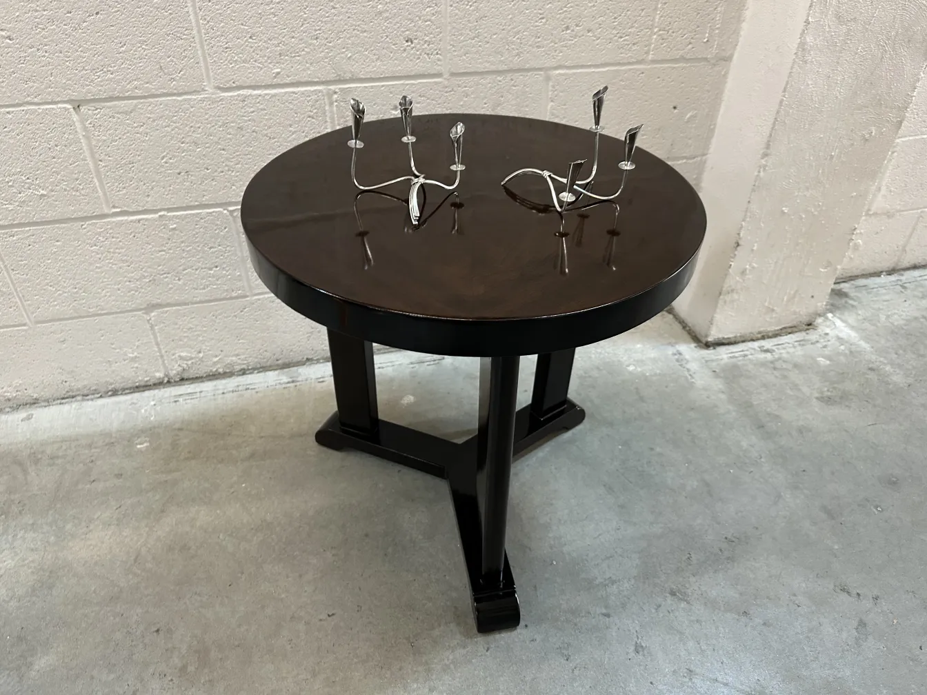 2 candélabres anciens sur une table minimaliste